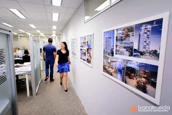 Fotografia de corredor com painéis em ambiente empresarial.