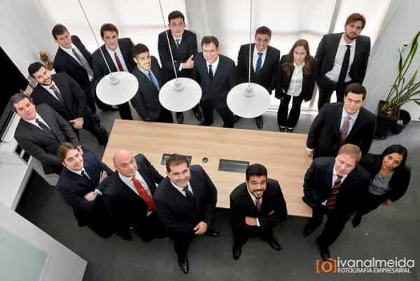 Fotografia de grupo de executivos reunidos para registro profissional.