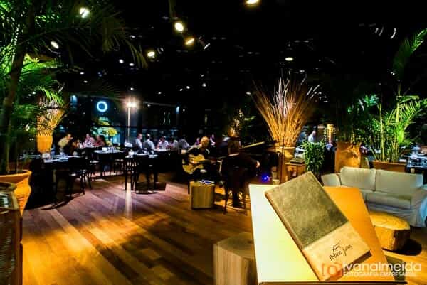 Fotografia de ambiente externo em evento empresarial noturno.