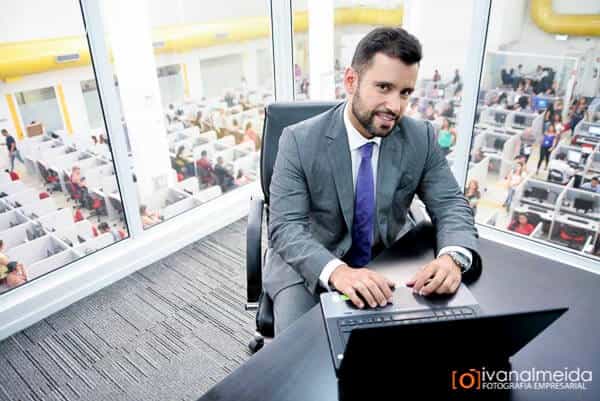 Fotografia de executivo trabalhando com computador em ambiente comercial.