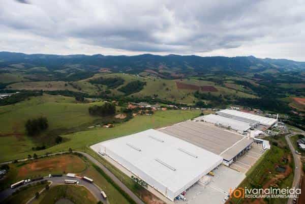 Fotografia aérea de instalação empresarial em área verde.