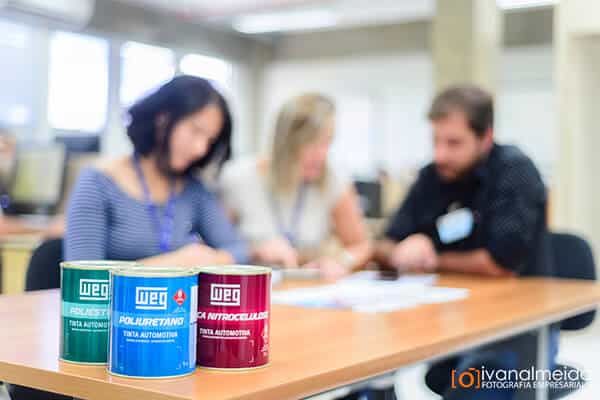 Fotografia de produtos em ambiente profissional com equipe.