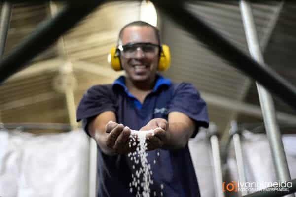 Fotografia de profissional trabalhando com equipamento industrial.